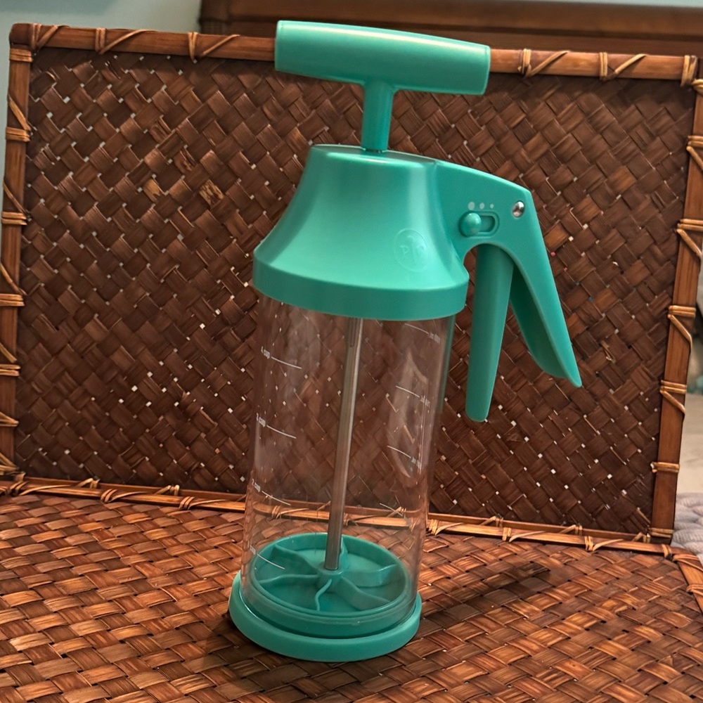 Pampered Chef BATTER MIXER & DISPENSER